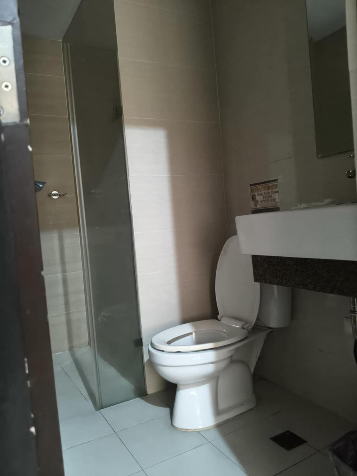 Henry'S Newport Condotel Pasay Kültér fotó