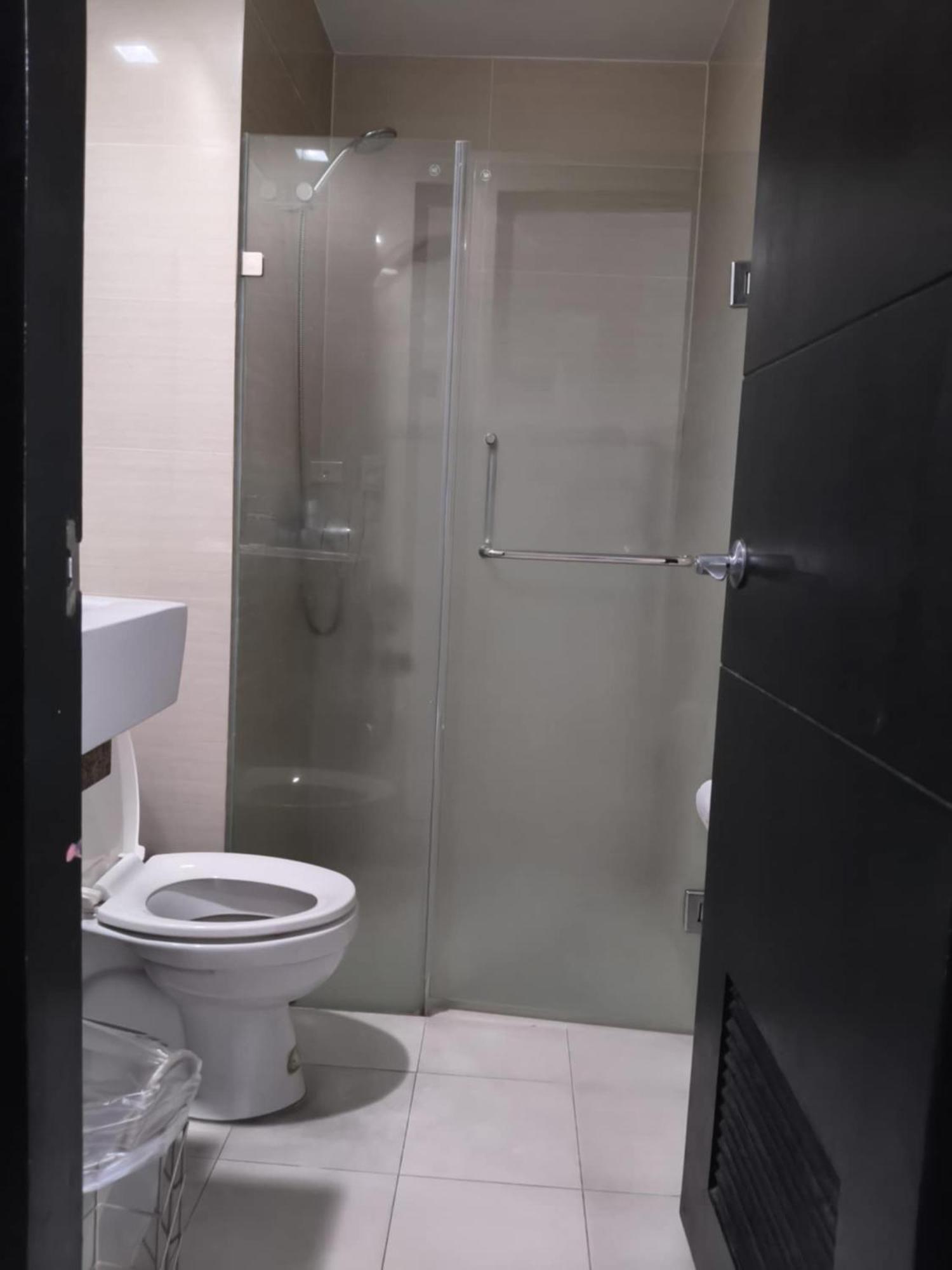 Henry'S Newport Condotel Pasay Kültér fotó